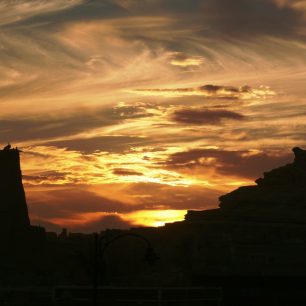 Západ slunce nad ruinami