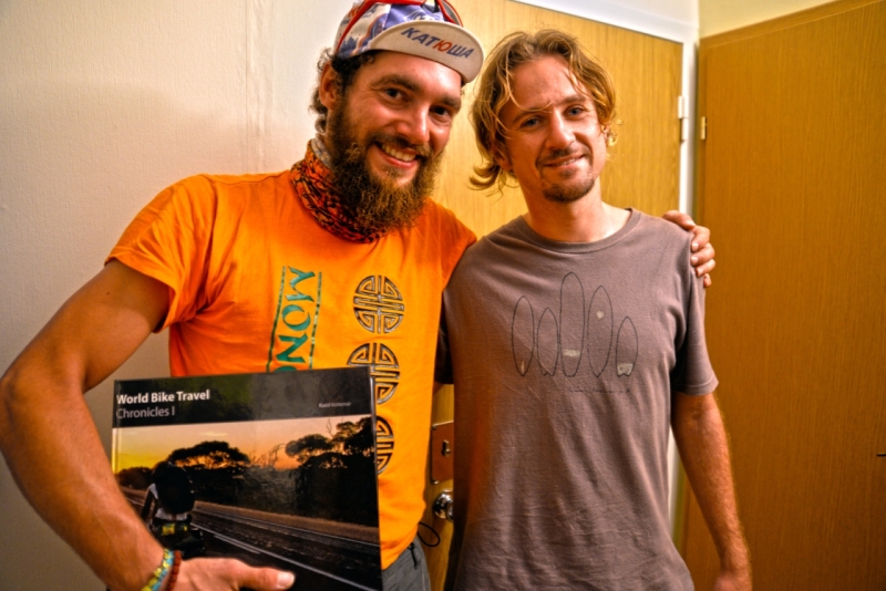 Karol a Helmut před prezentací a křtem knihy World Bike Travel Chronicles I v našich rukách.