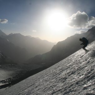 Sjezd z Pik Cetyrjoch (6230m), Pamir