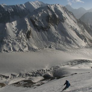 Sjezd z Pik Cetyrjoch (6230m), Pamir