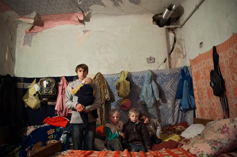 Lidé v ostřelovaných částech Doněcku a dalších měst v okolí žijí už měsíce ve vlhkých krytech ze sovětských časů. Člověk v tísni jim dodává potravinové balíčky
