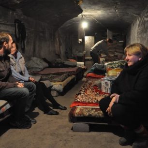 Lidé v ostřelovaných částech Doněcku a dalších měst v okolí žijí už měsíce ve vlhkých krytech ze sovětských časů. Člověk v tísni jim dodává potravinové balíčky.