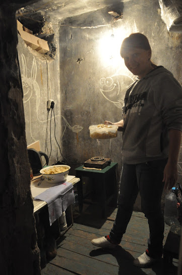 Lidé v ostřelovaných částech Doněcku a dalších měst v okolí žijí už měsíce ve vlhkých krytech ze sovětských časů.