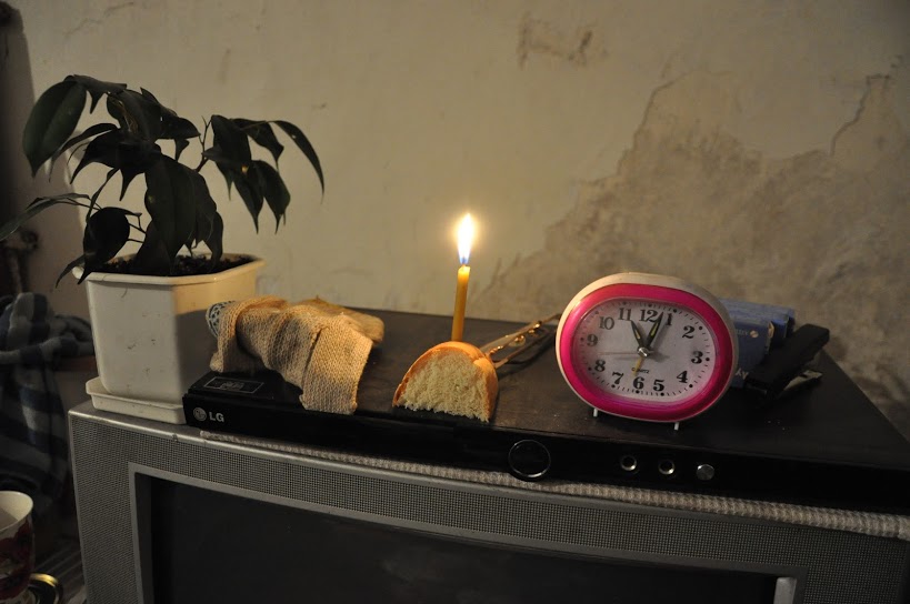 Lidé v ostřelovaných částech Doněcku a dalších měst v okolí žijí už měsíce ve vlhkých krytech ze sovětských časů. Člověk v tísni jim dodává potravinové balíčky. 