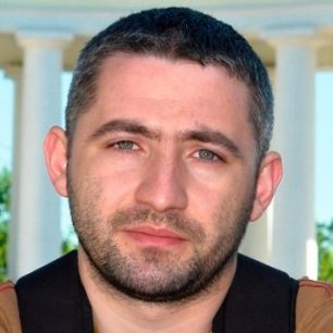 Oktavián pracuje v telekomunikační společnosti