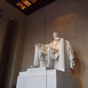 Socha Lincolna (uvnitř Lincolnova památníku)
