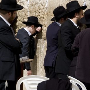 U Zdi nářků je prakticky neustále přítomno množství ultraortodoxních židů, pro něž jsou víra a modlitby základem života.