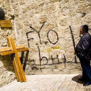 Pronajmout si kříž a odnést ho ve stopách Ježíše Krista na Golgotu patří k výnosným atrakcím Jeruzaléma.