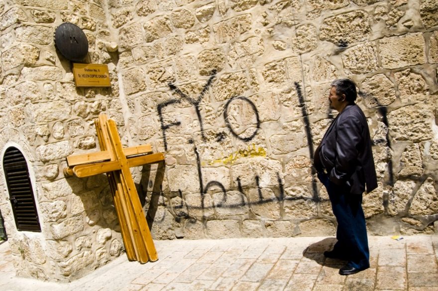 Pronajmout si kříž a odnést ho ve stopách Ježíše Krista na Golgotu patří k výnosným atrakcím Jeruzaléma.
