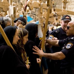 O velikonočních svátcích se svaté město promění v šílenou změť poutníků celého světa, jejichž vášně musí často klidnit izraelská policie. 