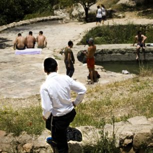 Přestože je Lifta neobydlená, rozhodně není mrtvá, na malé návsi je vodní rezervoár, který i v nynější době slouží jako koupaliště.