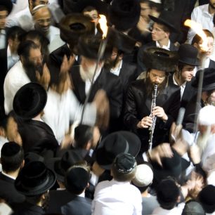 I kolem půl milionu charedim přijíždí každoročně a horu Meron užít si slavnost Lag ba-omer.