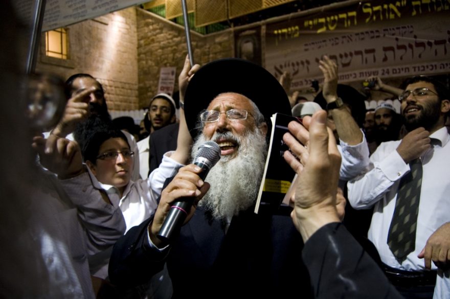 Během židovských slavností se hodně zpívá i tančí.
