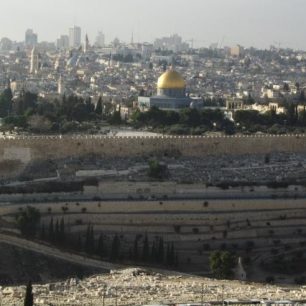 Nalevo od Skalního dómu se nachází ta opravdu důležitá stavba, mešita al-Aksá.