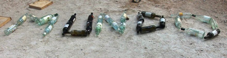 nápis Mundo, je ze Sicílie, po jedné party, která se protáhla až do rána.  Vždy jsme sbírali lahve a postupně z nich sestavovali nápis.