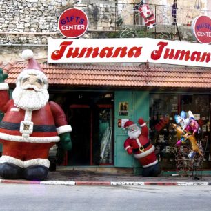 I do Betléma dorazil Santa Claus, a to ve své kýčovité cca dvoumetrové podobě.