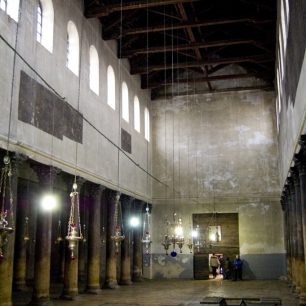 V bazilice je možné vidět i původní zdobení podlahy, které se nachází několik desítek centimetrů pod tou dnešní.