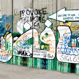 Zeď oddělující Izrael a Palestinu slouží i jako místo pro reklamu.