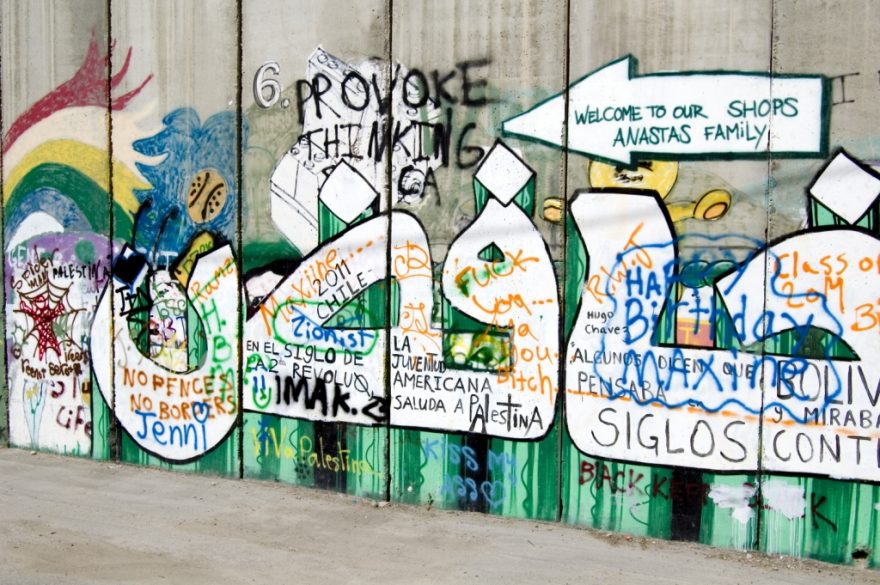 Zeď oddělující Izrael a Palestinu slouží i jako místo pro reklamu.