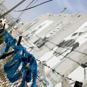 Bariéru vyzdobili různí umělci, jedna z neslavnějších výstav (na snímku) nese název Face 2 Face.