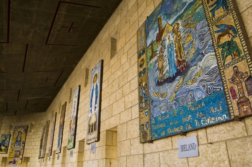 Stěny Baziliky Zvěstování zdobí na mnoha místech mozaiky Madony z celého světa.