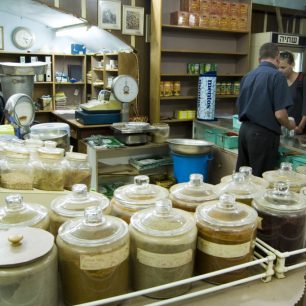 Nazaretské uličky voní kávou a lákají tak návštěvníky ke koupi čerstvě namleté a upražené suroviny.