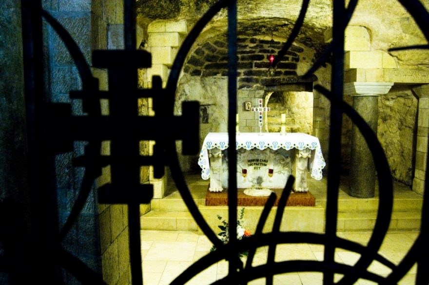 Interiér baziliky skrývá množství oltářů i míst vhodných k tiché modlitbě či jen krátkému zamyšlení.