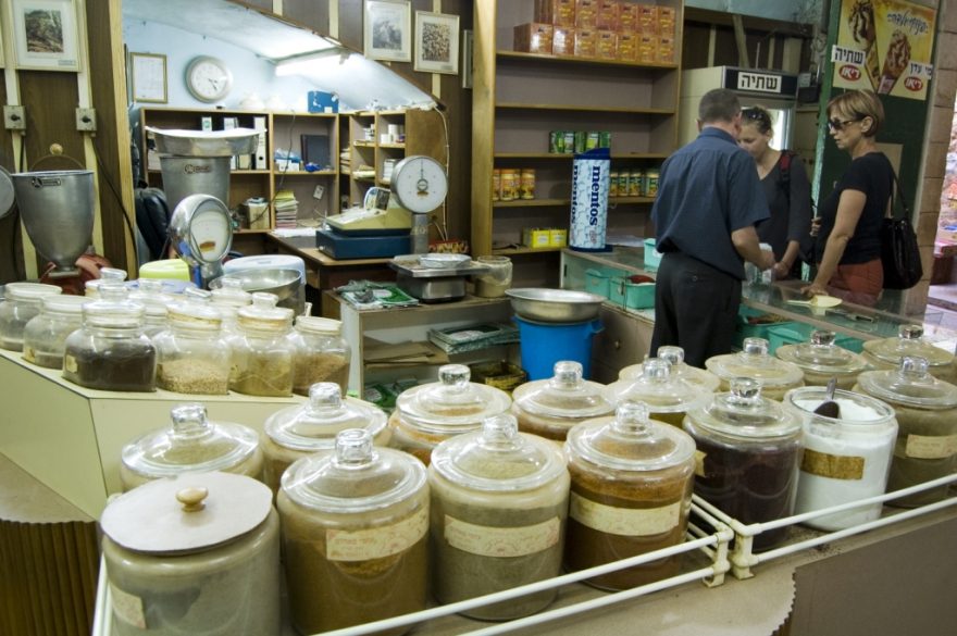 Nazaretské uličky voní kávou a lákají tak návštěvníky ke koupi čerstvě namleté a upražené suroviny.