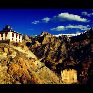 Příběh nás zavede i do chrámů na vrcholcích Himálaje