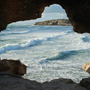 Jeskyně na pobřeží