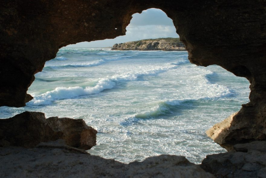 Jeskyně na pobřeží