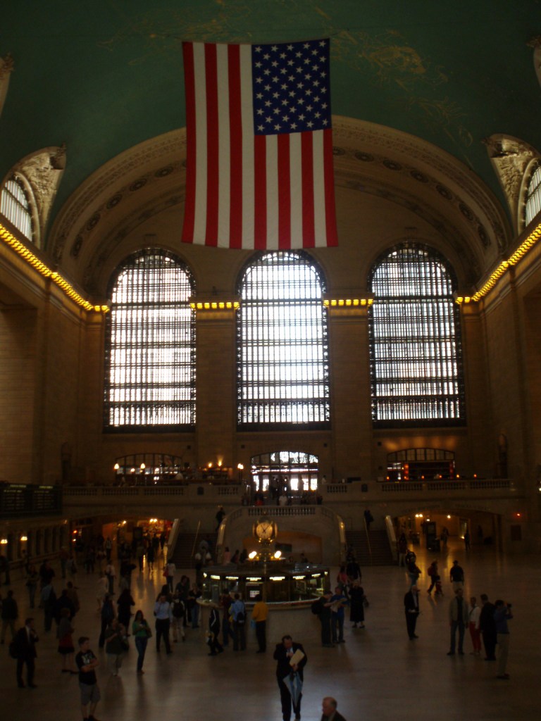 Krátce po útocích 11. září 2001 byla i zde vyvěšena velká vlajka USA.