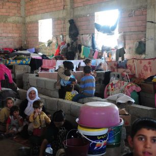 Lidé se usazují v nedostavěných domech v iráckém Kurdistánu, kde se snaží přečkat zimu.