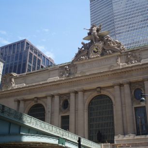 Průčelí původní budovy zdobí mohutné sousoší.