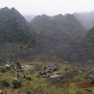 Jedna z malých etnických osad ukrytých v horách.