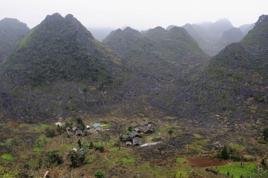 Jedna z malých etnických osad ukrytých v horách.
