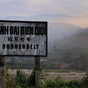 Za říčkou je Čína.