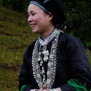 Bělicí krémy si nacházejí cestu téměř kamkoli; dívka etnika Nung.