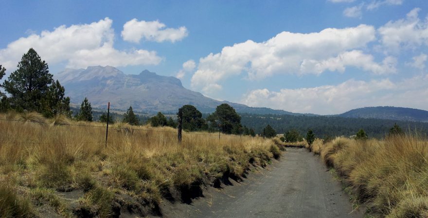 Pohled na Iztaccíhuatl z Paso de Cortéz