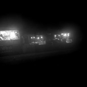 8 hodin: Agra, stánkaři o půlnoci