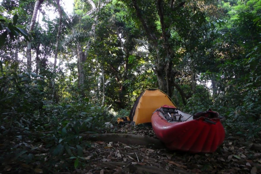 Nocleh v džungli, Peru na vlastní lodi