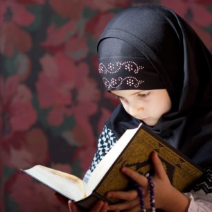 Muslimská dívka čte Korán