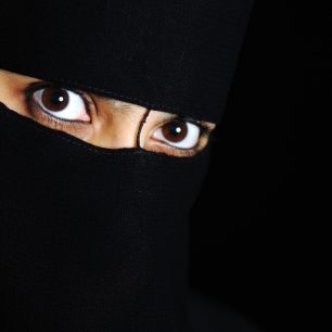 Žena je zdobena závojem počestnosti, důstojnosti, čistoty a neporušenosti, tedy burkou