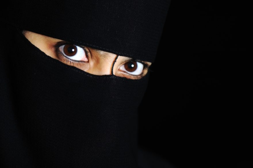 Žena je zdobena závojem počestnosti, důstojnosti, čistoty a neporušenosti, tedy burkou