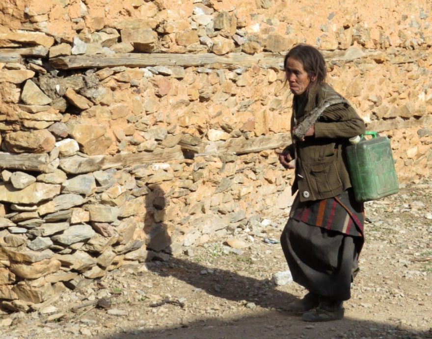 Voda v Shey se nosí z pramene