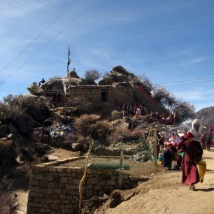 Vaří se velké kotle čaje a připravuje se slavnostní vyvěšení nových modlitebních vlajek