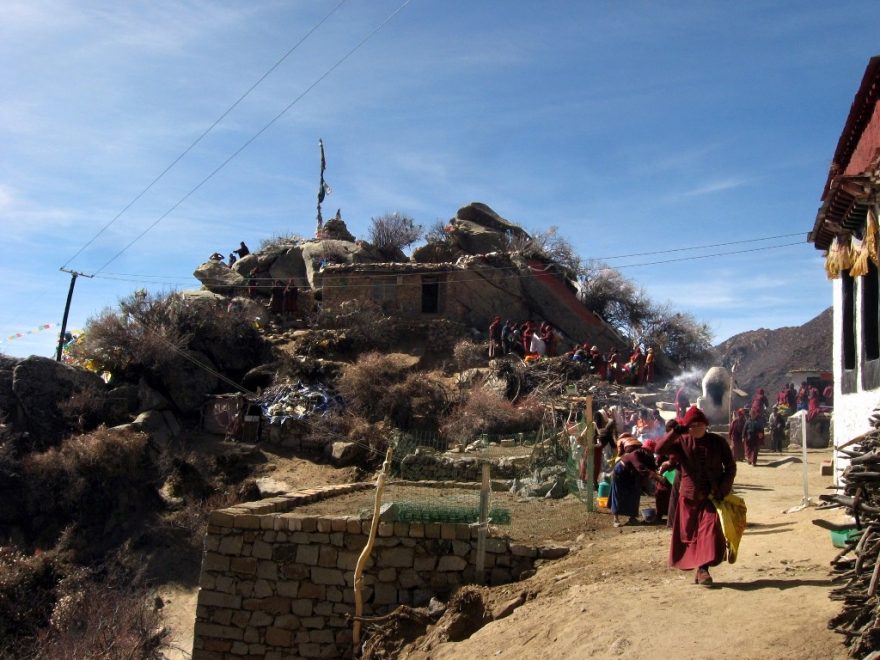 Vaří se velké kotle čaje a připravuje se slavnostní vyvěšení nových modlitebních vlajek
