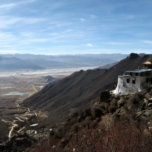 Navštívíme další dva - tři chrámy kousek nad jeskyní