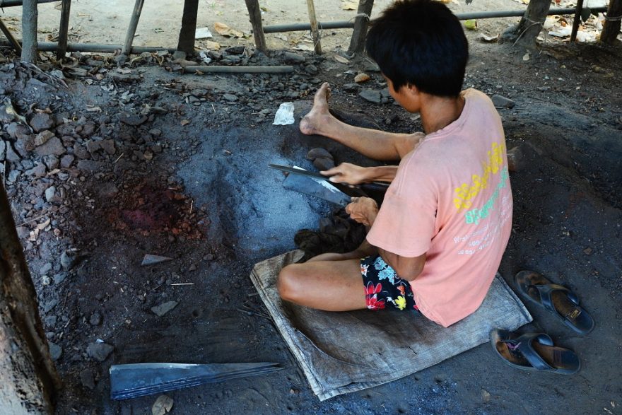 Mačetu je třeba hodiny brousit