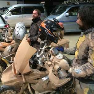 Noční ublácený dojezd na pumpu v Putacamaya, někteří už jeli na výpary